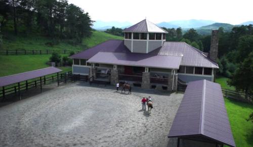 brasstown-valley-stables-outside-740x430